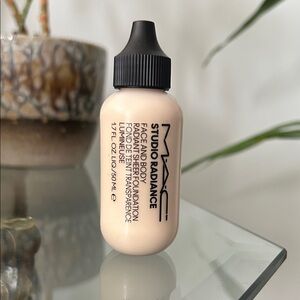 MAC Studio Face & Body Radiant Sheer in C0